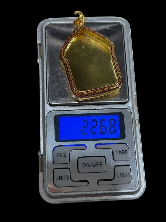 พระขุนแผนหลวงปู่ทิม วัดละหารไร่ บล็อกแรก พิมพ์ใหญ่ บรอนด์หน้าเดียว พร้อมตลับทองสั่งทำอย่างดีหนัก22.68g. องค์นี้สวยเดิมจากวัด ฟอร์มแชมป์มากๆครับ-1